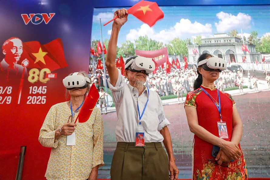 Công chúng trải nghiệm triển lãm “Trở về thời khắc thiêng liêng” thông qua công nghệ thực tế ảo.