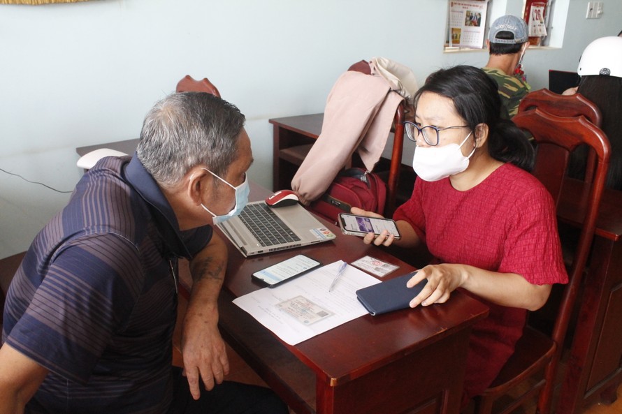 Người cao tuổi được hướng dẫn kiểm tra lương hưu qua tài khoản ngân hàng.
