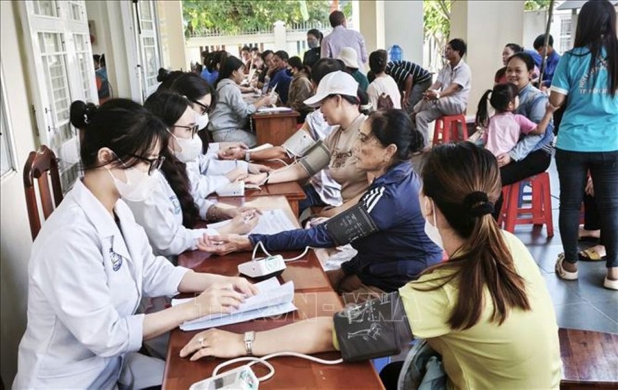 Y bác sĩ Bệnh viện Lê Văn Thịnh thực hiện khám sức khỏe cho người dân xã Long Hải, TP Hồ Chí Minh. 