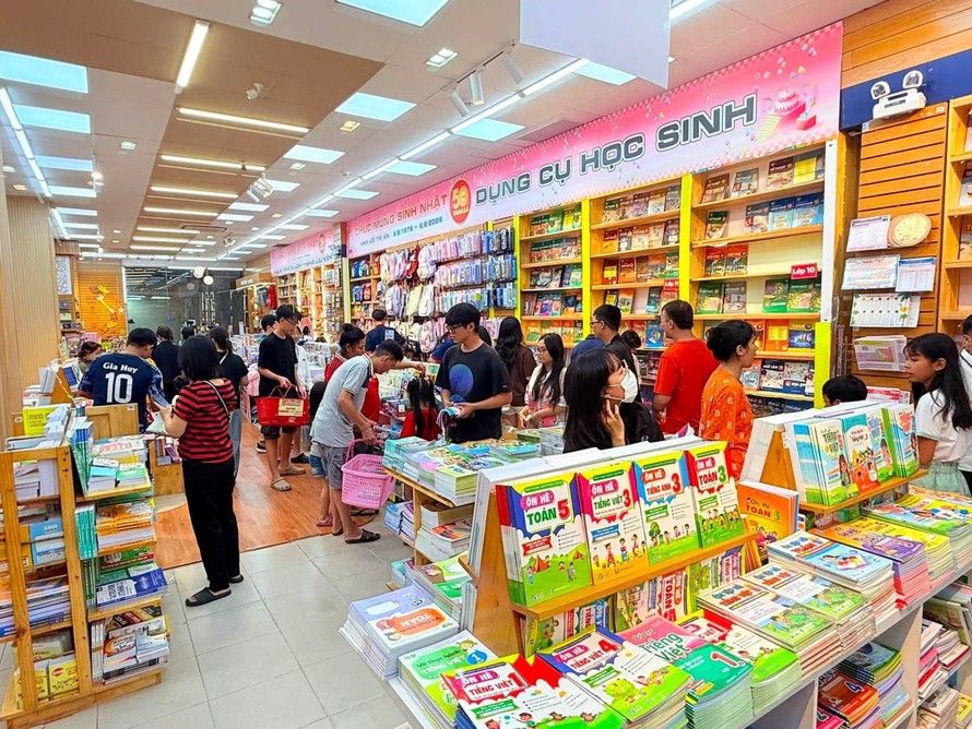 Khu vực bày bán SGK tại Fahasa Tân Định thu hút nhiều phụ huynh và học sinh. (Ảnh minh họa)