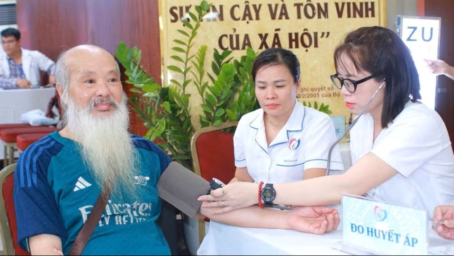 Với việc hướng tới bảo hiểm y tế toàn dân, người dân được khám bệnh, sàng lọc định kỳ, quản lý sức khỏe liên tục 