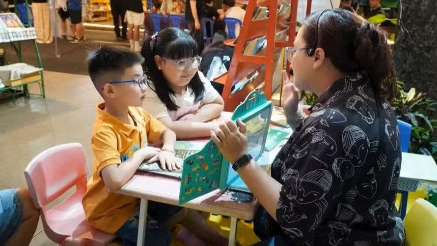 Nhiều bạn nhỏ hào hứng trải nghiệm không gian tương tác cùng sách. (Ảnh minh họa)