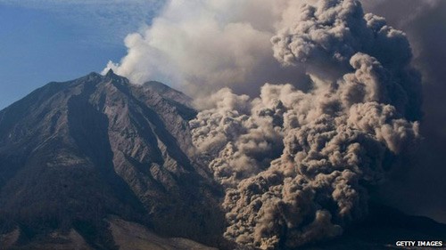 Indonesia tạo mưa để giảm ảnh hưởng phức tạp từ tro bụi núi lửa