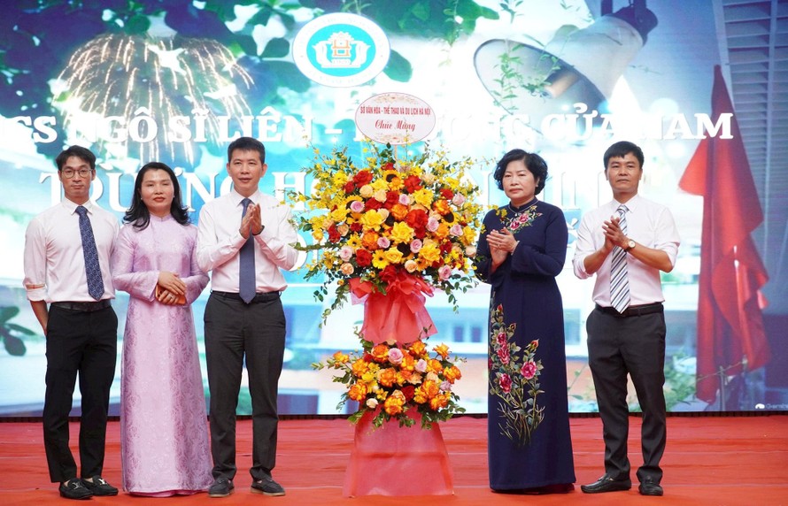Lãnh đạo Sở Văn hóa, Thể thao và Du lịch Hà Nội tặng hoa chúc mừng trường THCS Ngô Sĩ Liên.