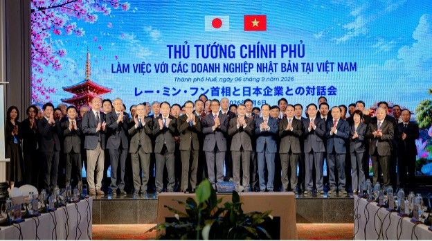 Thủ tướng Lê Minh Hưng chụp ảnh lưu niệm cùng các đại biểu.