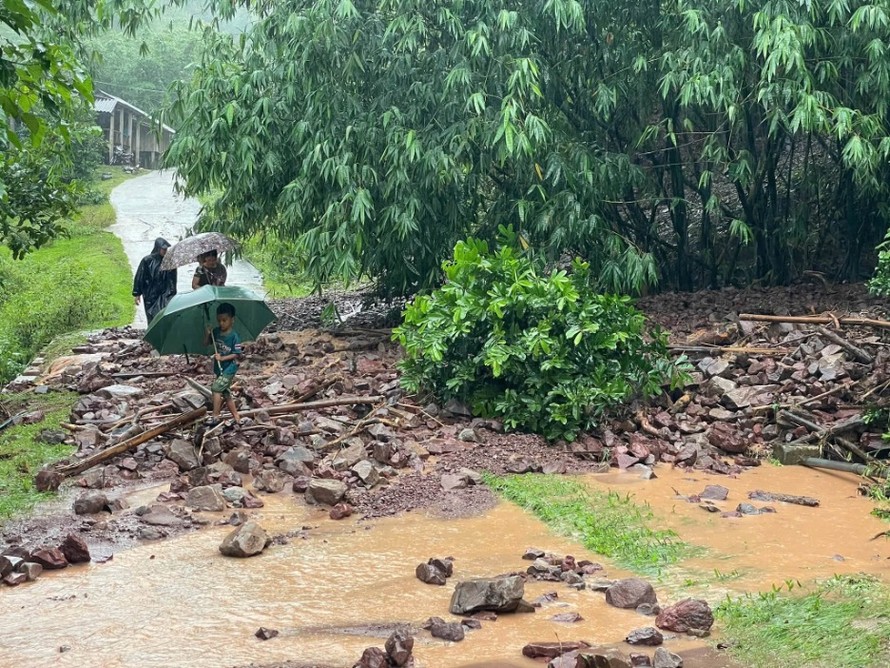 Điểm sạt lỡ đoạn qua ngầm tràn thôn A Vao, xã Tà Rụt.