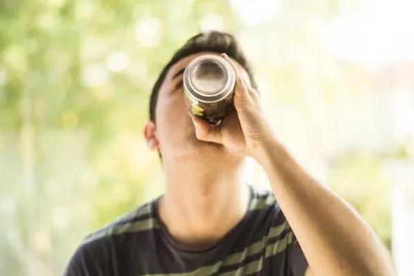 Báo động nguy cơ sức khỏe từ nước tăng lực đối với trẻ em