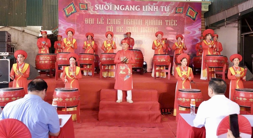 Tiết mục trống hội mở màn chương trình Đại lễ Cung nghinh Khánh tiệc Cô Bé Suối Ngang.