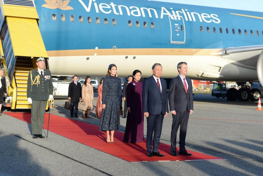  Lễ đón Tổng Bí thư, Chủ tịch nước Tô Lâm và Phu nhân Ngô Phương Ly được tổ chức trọng thể theo nghi thức cấp Nhà nước tại Sân bay quốc tế Copenhagen dưới sự chủ trì của Nhà Vua Đan Mạch Frederik và Hoàng hậu Mary. (Ảnh Thống Nhất/TTXVN)