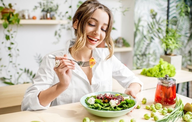 Thói quen ăn uống ảnh hưởng như thế nào đến não bộ và sức khỏe tâm thần