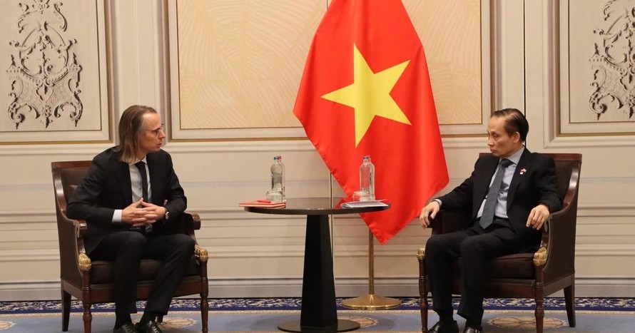 Bộ trưởng Ngoại giao Lê Hoài Trung tiếp Phó Tổng Thư ký Đảng Lao động Bỉ Benjamin Pestieau
