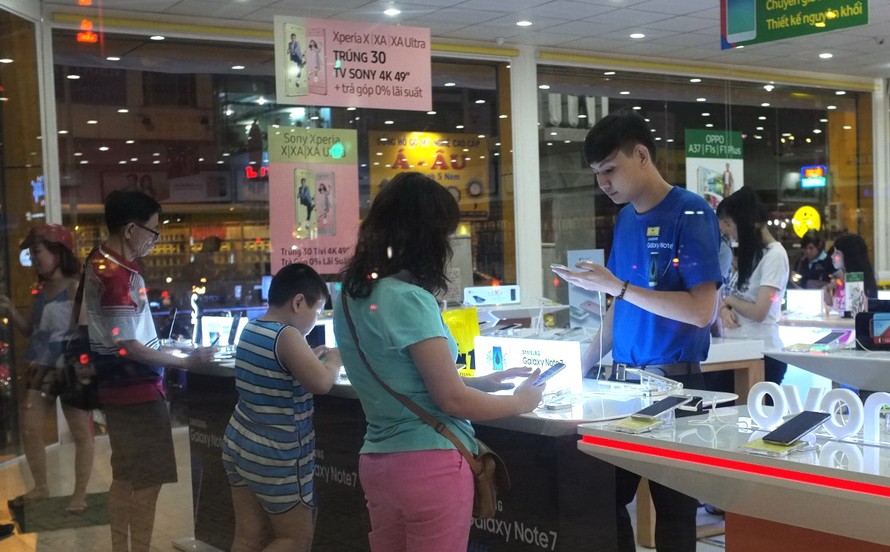 Hàng loạt cửa hàng thegioididong sẽ phải rút khỏi hệ thống Big C. Trong ảnh: mua bán điện thoại ở một cửa hàng thegioididong tại TP.HCM - Ảnh: CHÂU ANH