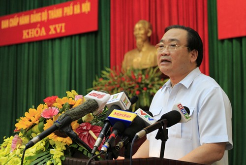 Bí thư Thành ủy Hà Nội Hoàng Trung Hải cho hay các cơ quan chức năng đang khẩn trương tìm nguyên nhân cá chết ở hồ Tây. Ảnh: Võ Hải.