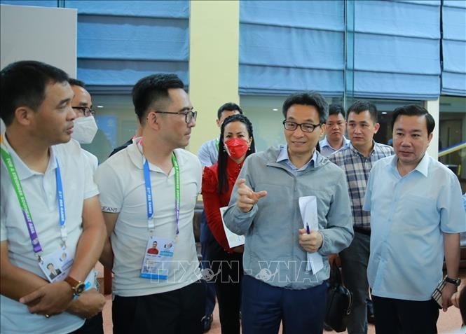 Phó Thủ tướng Chính phủ Vũ Đức Đam trao đổi về công tác tổ chức Lễ khai mạc SEA Games 31. Ảnh: TTXVN