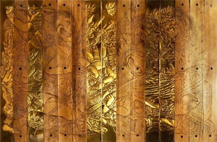 Tác phẩm ‘Opposite’ (2021): Nữ nghệ sĩ Ema Kusumilawati kết hợp lontar và đĩa đồng để vẽ prasi. Ảnh: Prasi