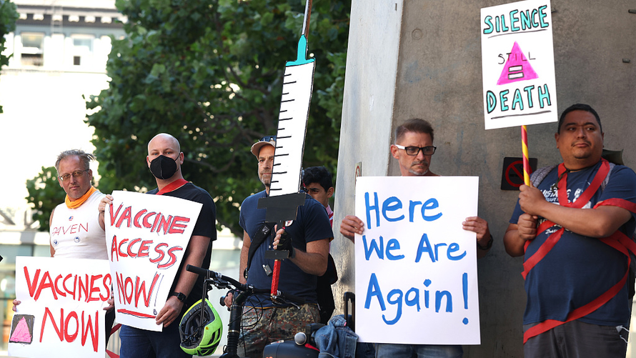 Người dân biểu tình bên ngoài tòa nhà trụ sở liên bang San Francisco để yêu cầu bổ sung nguồn cung vaccine phòng đậu mùa khỉ. Ảnh: CFP