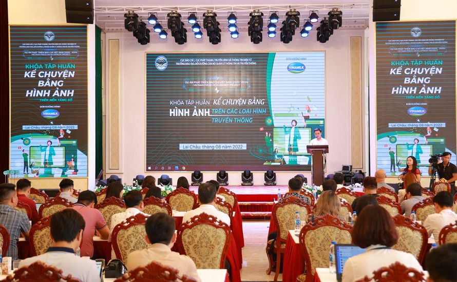 Dự án 'Phát triển báo chí Việt Nam' tổ chức hoạt động tập huấn và tặng quà cho trẻ em Lai Châu