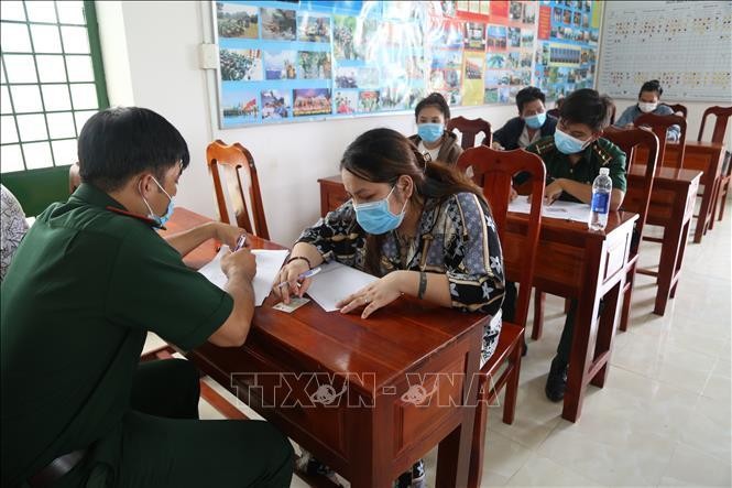 Lấy lời khai, lý lịch các công dân được trao trả từ Campuchia về Việt Nam. Ảnh: TTXVN.