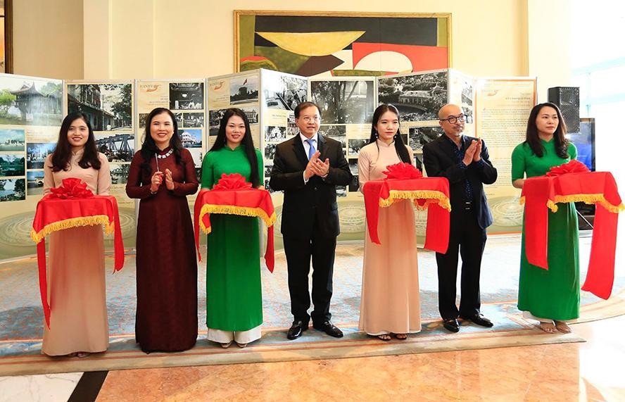 Khai mạc triển lãm “Bối cảnh quay phim là các di tích, di sản văn hóa của Hà Nội”.