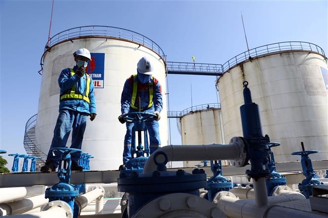 Giá dầu thô và vàng thế giới đồng loạt tăng mạnh