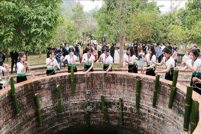 Các cô gái Thái múc nước tại nơi Nàng Han tắm gội sau khi đánh thắng giặc trước khi bay về trời.