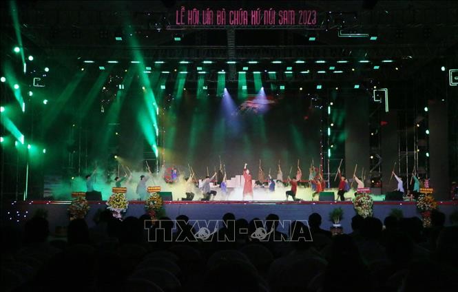 Tiết mục văn nghệ tại lễ khai mạc Lễ hội cấp quốc gia Vía Bà Chúa Xứ núi Sam năm 2023. 