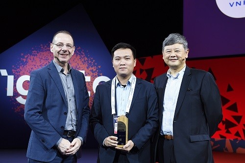 Đại diện Tập đoàn VNPT lên nhận Giải thưởng từ Ban tổ chức