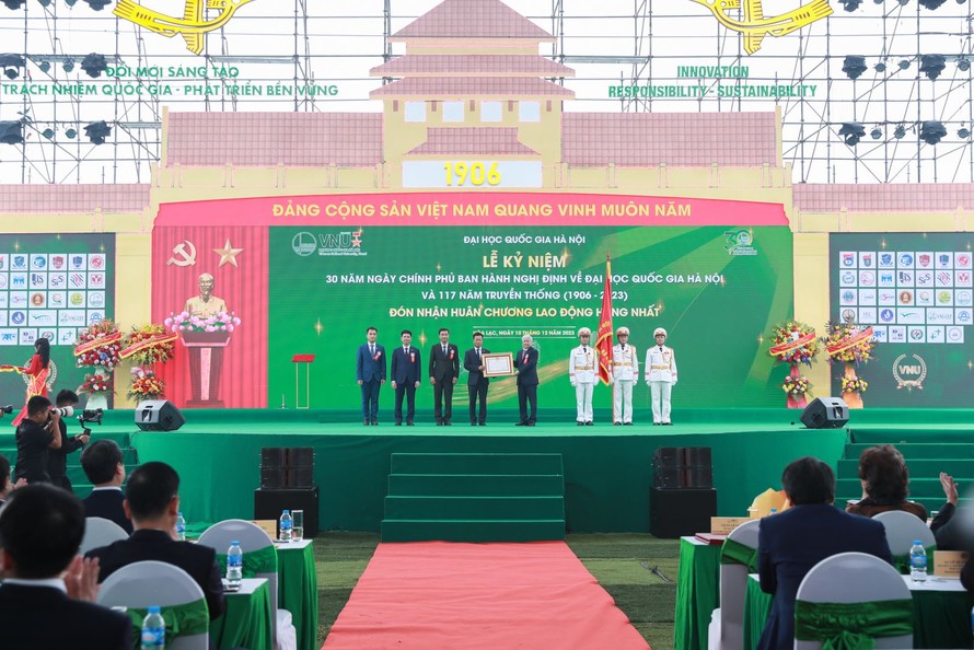 Đại học Quốc gia Hà Nội tiếp tục đón nhận Huân chương Lao động hạng Nhất