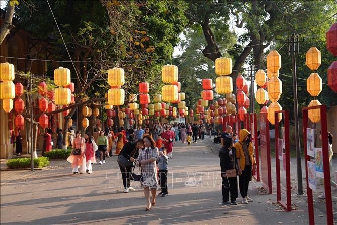 Khu di tích Hoàng thành Thăng Long rực rỡ sắc Xuân, thu hút đông đảo du khách tham quan. Ảnh: TTXVN phát