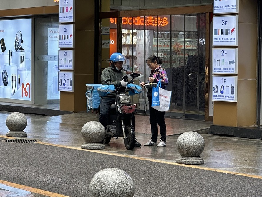 Nghề mới ở Trung Quốc: Giao hàng hộ shipper