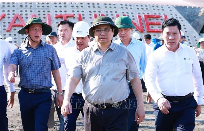 Thủ tướng Phạm Minh Chính kiểm tra tiến độ thi công cao tốc Chí Thạnh - Vân Phong đoạn qua tỉnh Phú Yên. Ảnh: Dương Giang/TTXVN