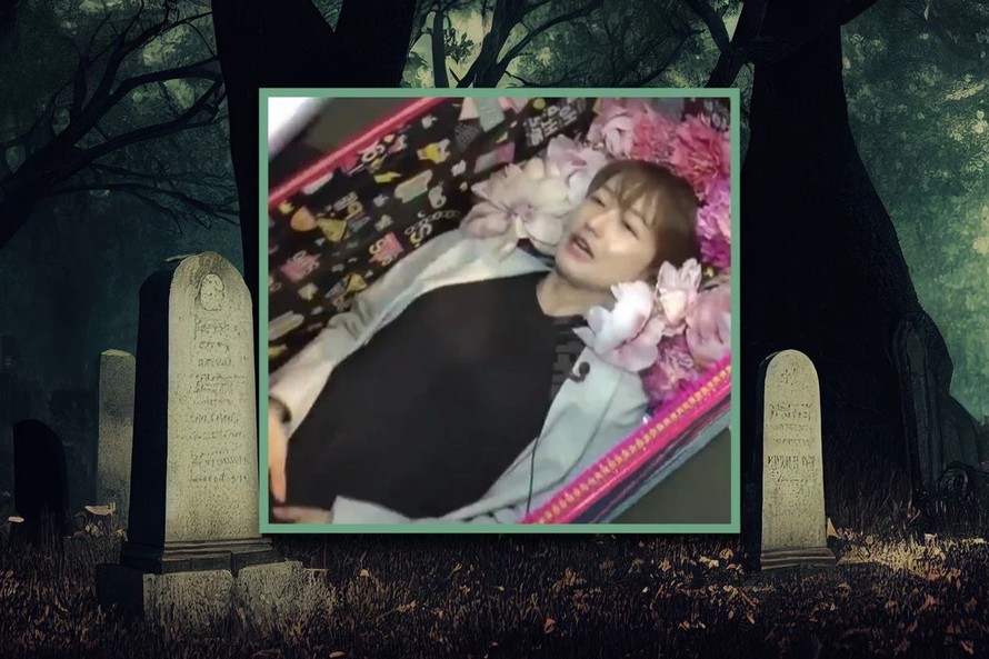 Du khách tham gia lễ hội ở Tokyo có thể trải nghiệm cái chết bằng cách nằm trong quan tài trước khi được chào đón trở lại cuộc sống. Ảnh: Weibo