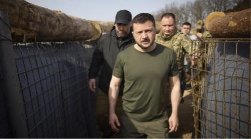 Tổng thống Ukraine Volodymyr Zelensky thị sát các tuyến công sự ở khu vực Kharkiv trong bức ảnh này do Văn phòng Báo chí Tổng thống Ukraine công bố vào ngày 9/4/2024. Ảnh: AP