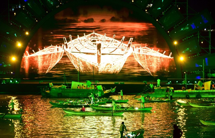Dòng sông Sài Gòn trở lên lung linh huyền ảo trong đêm khai mạc Lễ hội sông nước TP Hồ Chí Minh năm 2023.