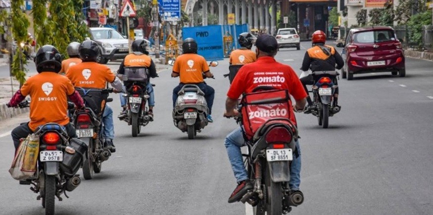 Chỉ trong vòng vài phút sau khi đặt đơn trên ứng dụng, nhân viên sẽ kịp giao sản phẩm cho các khách hàng. Ảnh: PTI 