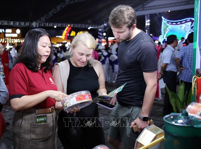 Khách du lịch tìm mua sản phẩm yến sào của tỉnh Ninh Thuận được trưng bày, giới thiệu tại ngày hội.