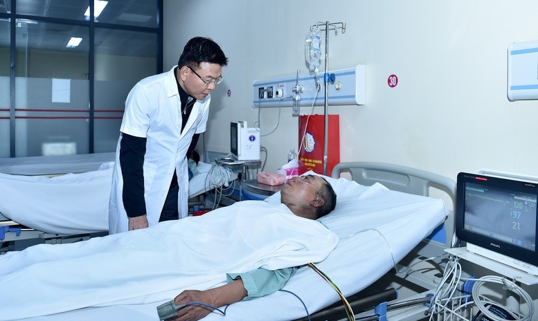 Phó Thủ tướng Lê Thành Long thăm hỏi các nạn nhân tại Bệnh viện E. Ảnh: VGP/Đức Tuân