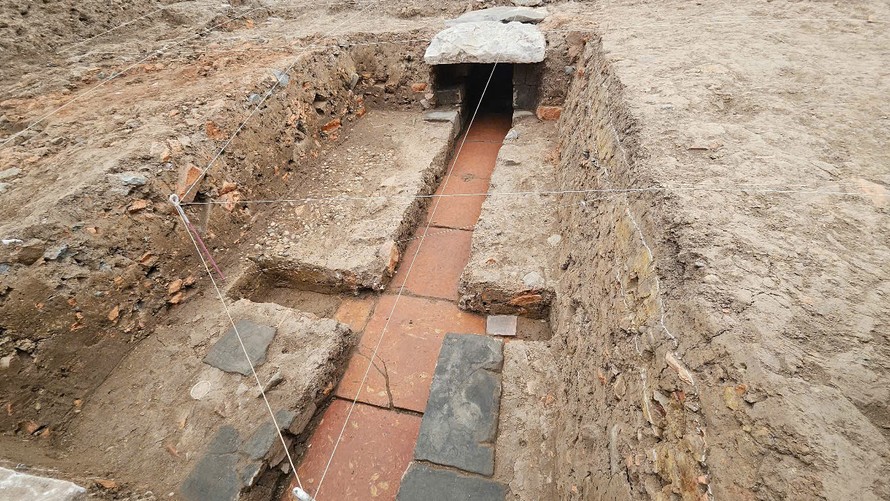 Dấu tích sân Đan Trì, Ngự đạo và hệ thống cống thoát nước ngầm quy mô lớn. Ảnh: Ngày Nay.