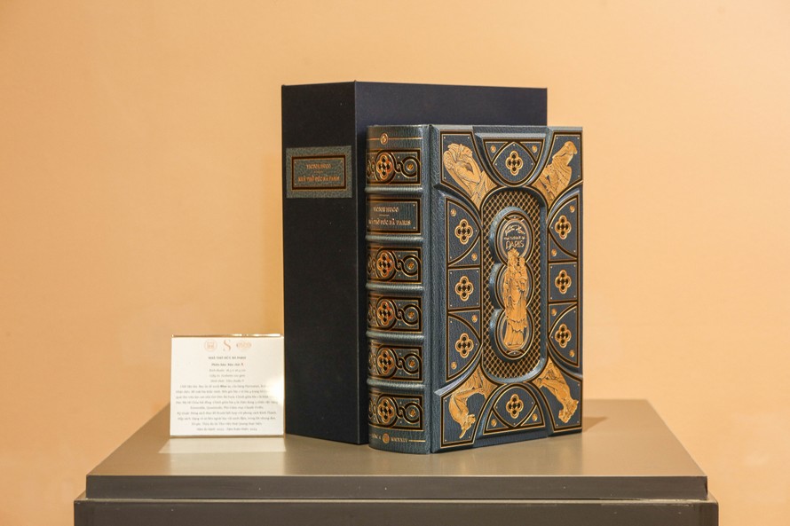 Ấn bản S100 Nhà thờ Đức Bà Paris. Ảnh: Đông A