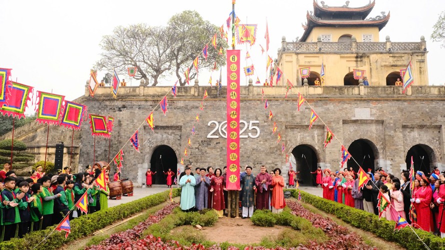 Lễ Dựng nêu trước cổng Đoan Môn