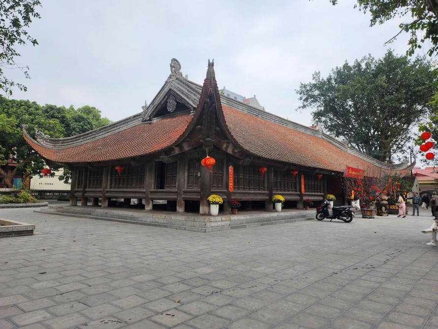 Đình Đình Bảng là công trình văn hóa, tín ngưỡng được xây dựng vào đầu thế kỷ XVIII, với kiến trúc bề thế, trang trí chạm khắc tinh xảo.