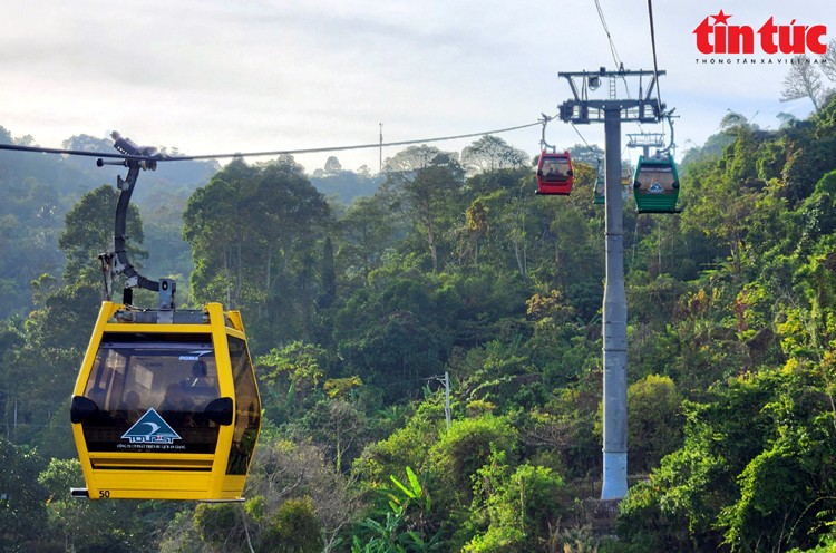 Ngồi trên cáp treo, du khách được ngắm phong cảnh hùng vĩ của vùng Thất Sơn.