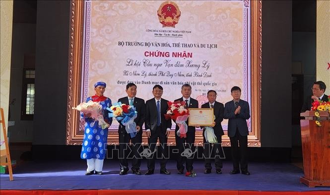 Lãnh đạo Cục di sản văn hóa trao Bằng chứng nhận di sản văn hóa phi vật thể cho lãnh đạo UBND thành phố Quy Nhơn.
