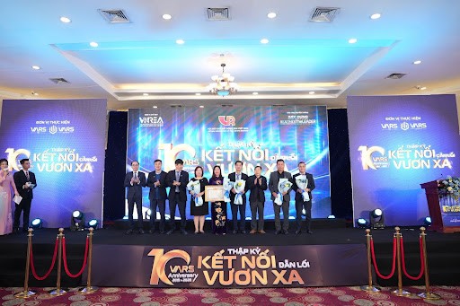 Chủ tịch VNREA - Ông Nguyễn Văn Khôi trao bằng khen tôn vinh những nhà lãnh đạo VARS tận tâm vì sự chuyên nghiệp và chuẩn mực của nghề môi giới bất động sản