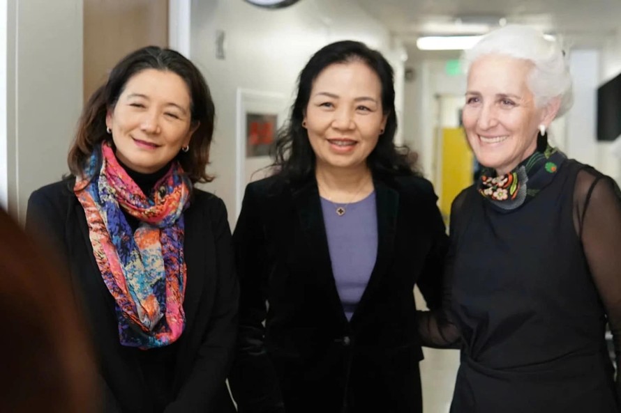 TS Ngô Phương Lan (giữa) trong chuỗi hoạt động tại Mỹ