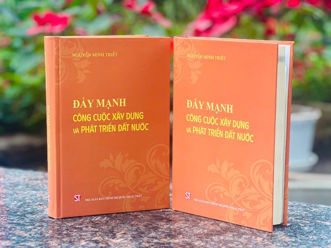 Cuốn sách "Đẩy mạnh công cuộc xây dựng và phát triển đất nước." Ảnh: CTV/Vietnam+
