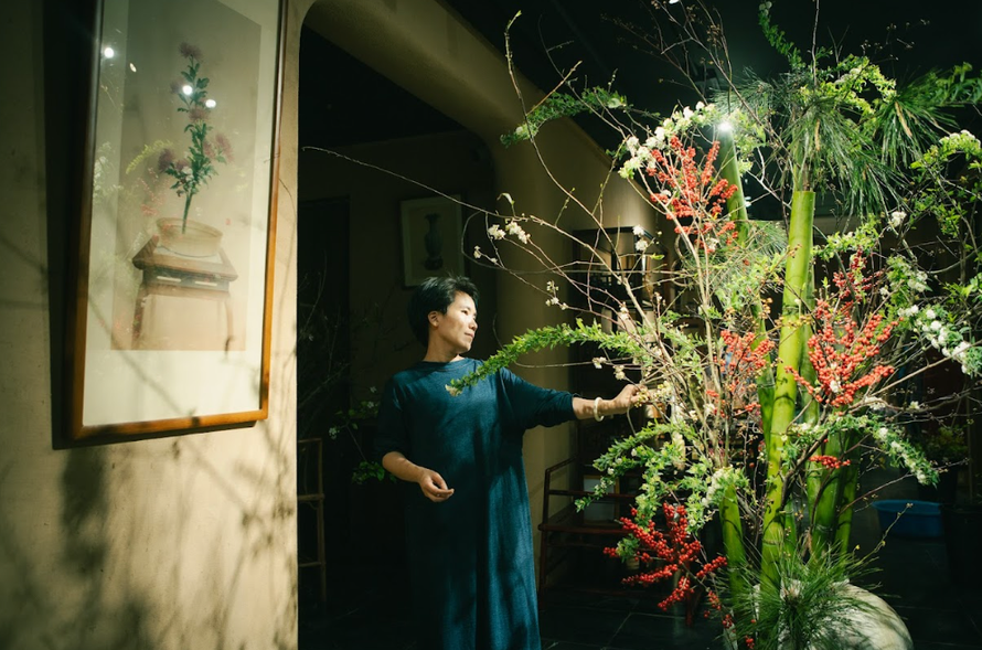 Nghệ nhân Đỗ Thị Thu Phượng và tác phẩm trong triển lãm Nhất hoa nhất khí.