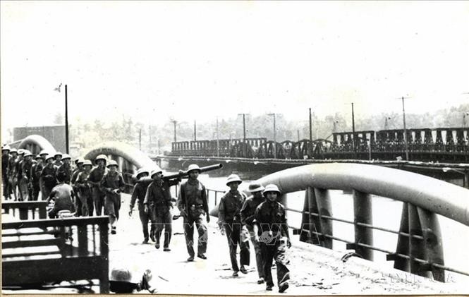 Đến 15 giờ ngày 29/3/1975, quân ta chiếm lĩnh toàn bộ căn cứ liên hợp Đà Nẵng, bán đảo Sơn Trà và tới 17 giờ giải phóng hoàn toàn thành phố Đà Nẵng. Trong ảnh: Quân Giải phóng hành quân qua cầu Nguyễn Tri Phương tiến vào Đà Nẵng, ngày 29/3/1975. Ảnh: Tư liệu TTXVN