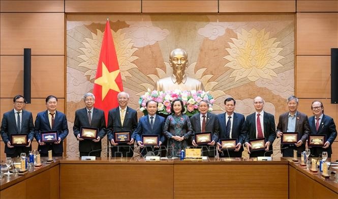 Phó Chủ tịch Quốc hội Nguyễn Thị Thanh với các đại biểu. Ảnh: TTXVN phát