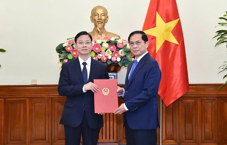 Thứ trưởng Bộ Ngoại giao Ngô Lê Văn (bên trái) kiêm giữ chức Chủ nhiệm Ủy ban Công tác về các tổ chức phi chính phủ nước ngoài. Ảnh: chinhphu.vn